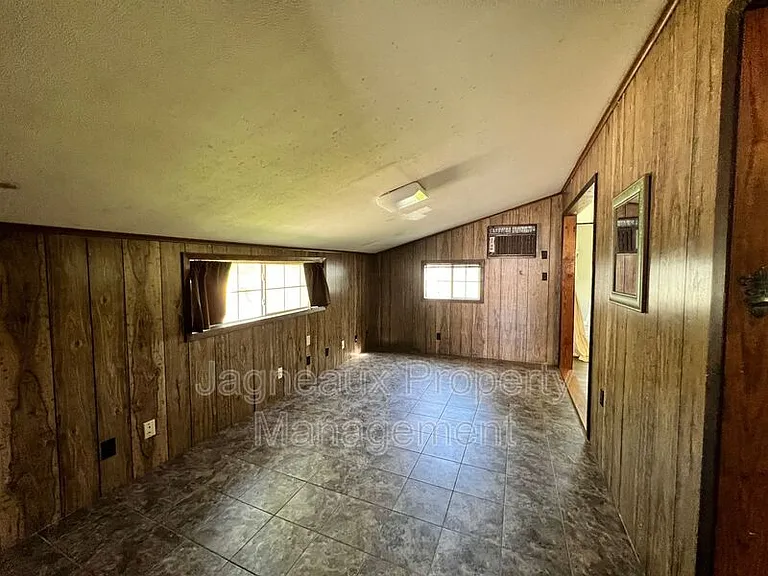 1505 Meadow Dr — Photo 11