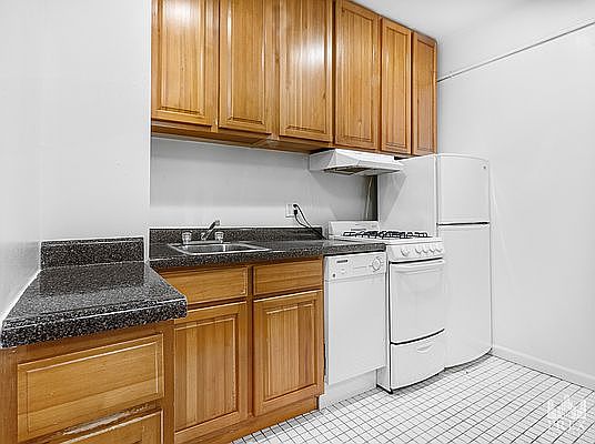 4th image of 429 E 65th St APT 11
