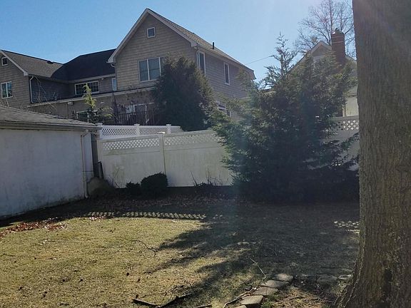 3rd image of 32 Margaretta Ct