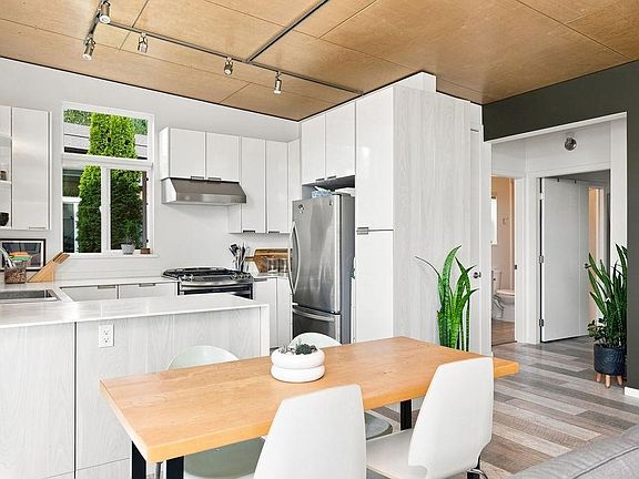 5th image of 884 Trower Ln