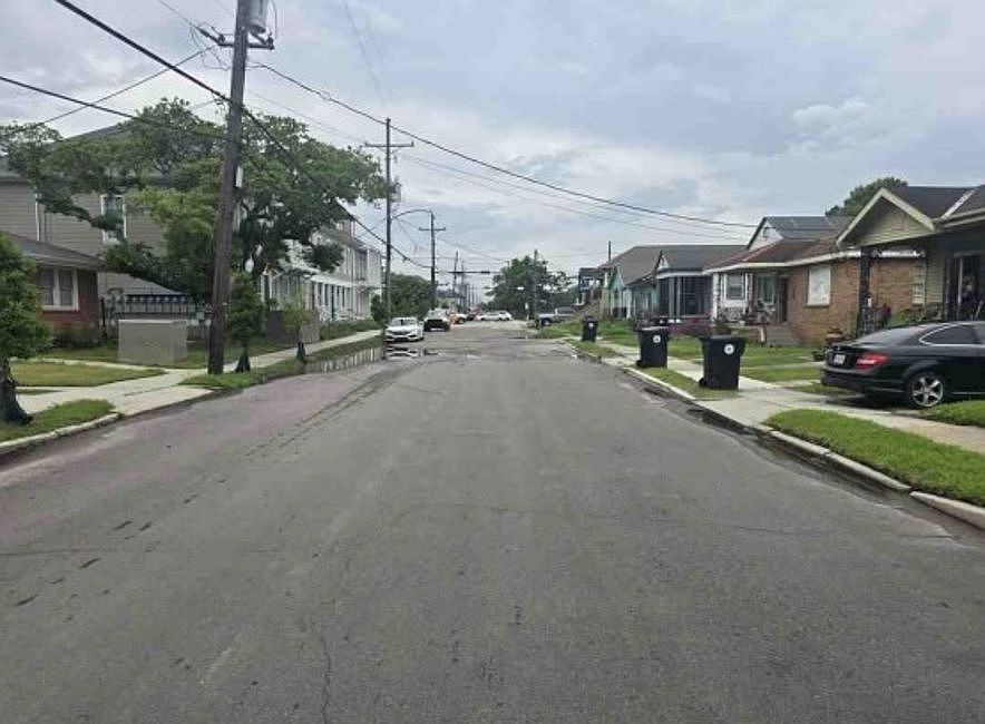 Exterior Neighborhood (street photo)