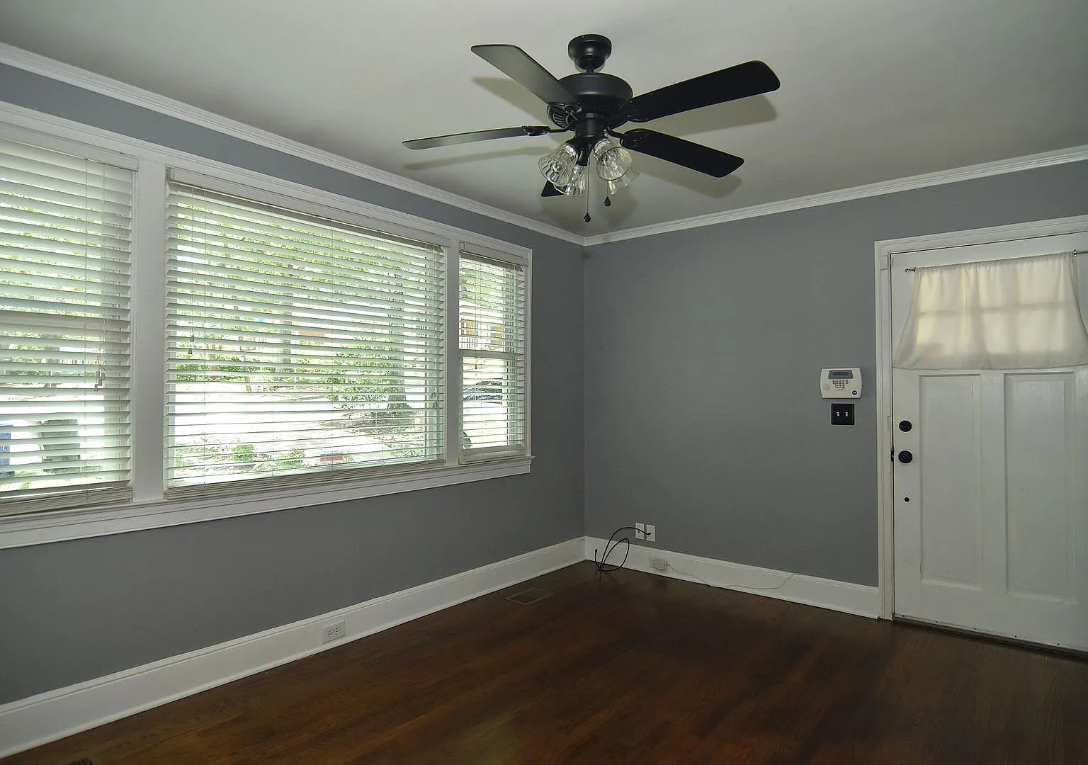 Pre-Leasing For July 15th 2026! 2br 1ba Rosewood Home With Large Backyard — Photo 4
