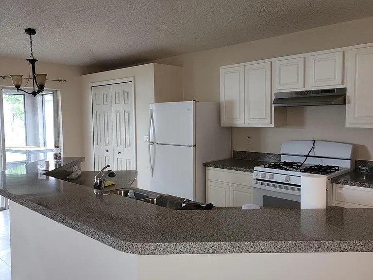 142 Sweet Bay St — Photo 5