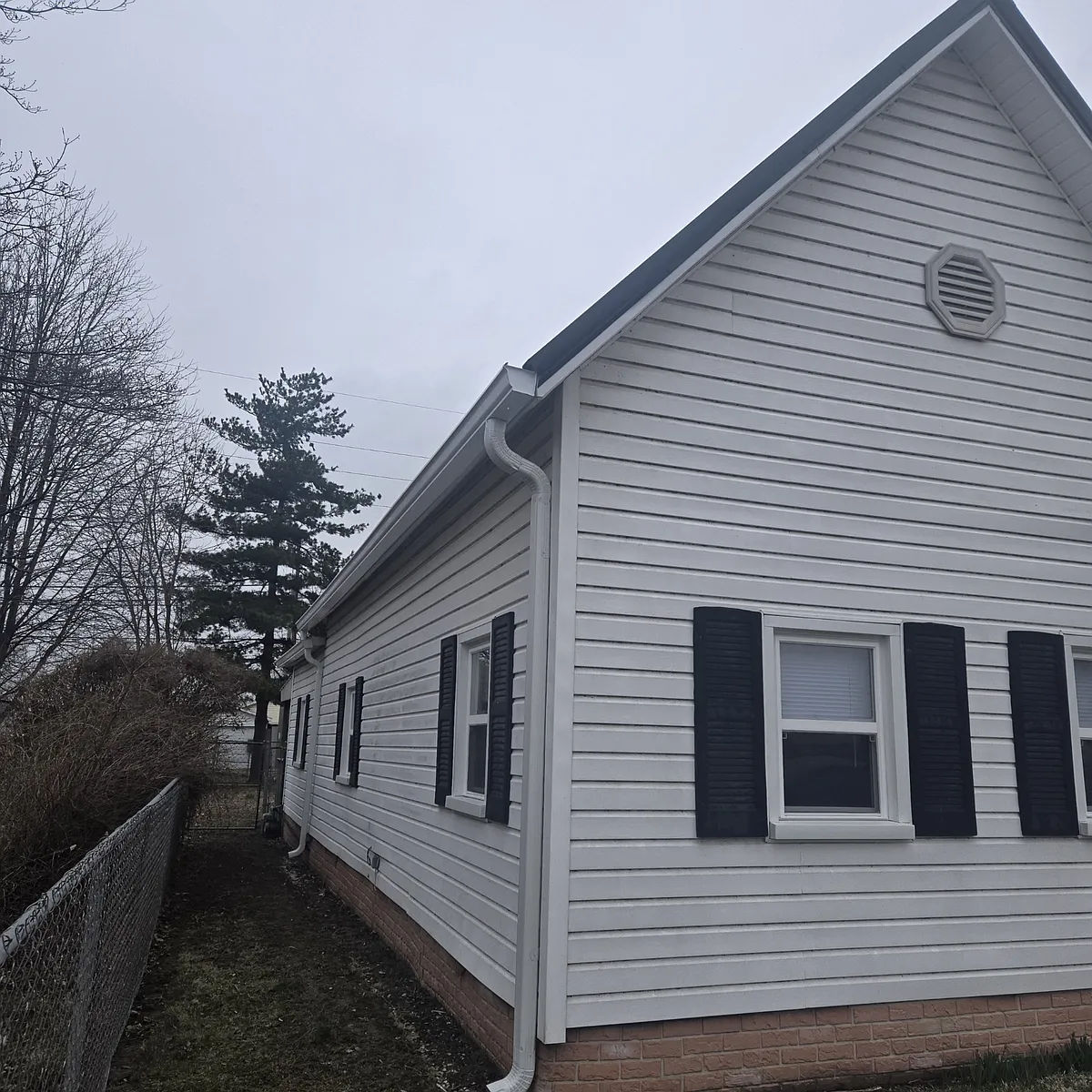 This shows the new gutters. - 805 W 2nd St