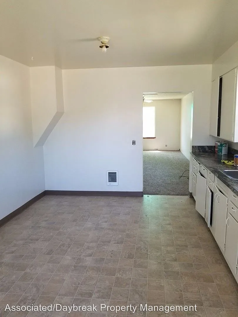 1319 W Lincoln Ave photo 1