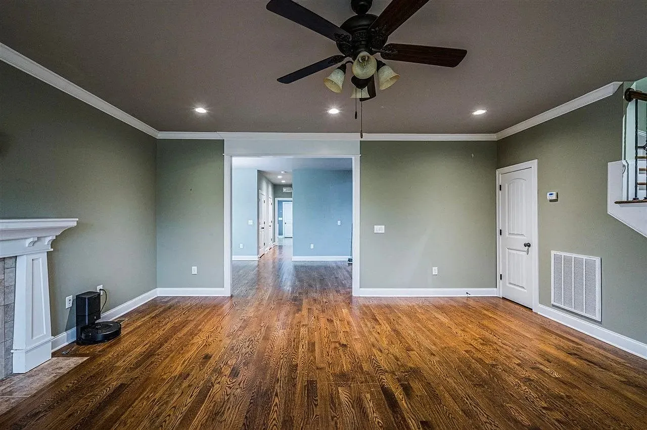 3 bed, 2158 sqft, $2,350 — Photo 4