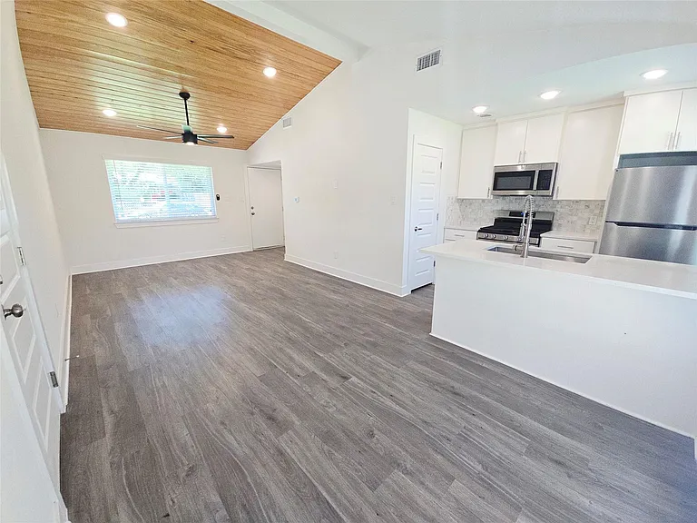 6103 Calmar Cv — Photo 8