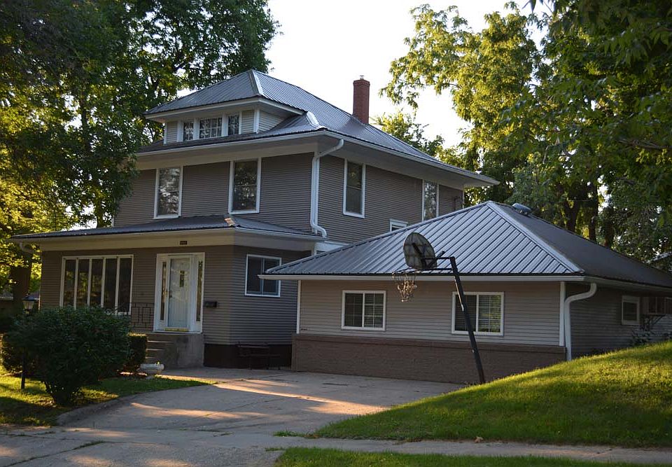 New roof! Nice neighborhood.