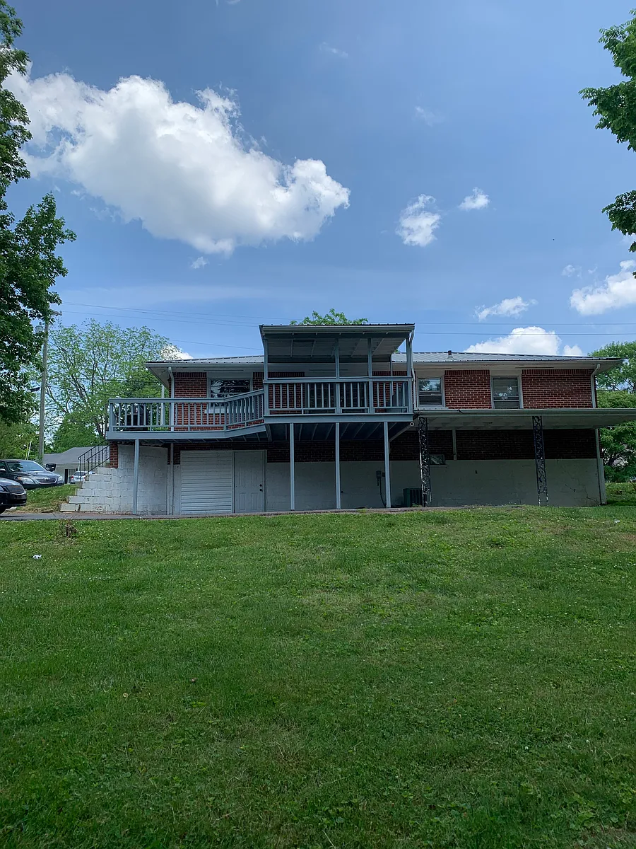 Building Photo - 1385 Crescent Dr