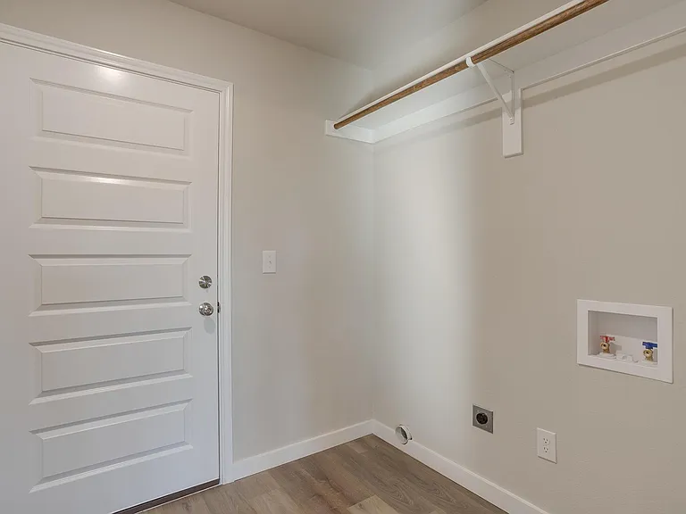 305 Bentley Dr — Photo 8