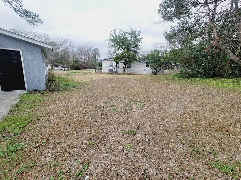 1906 Karen Ln — Photo 21