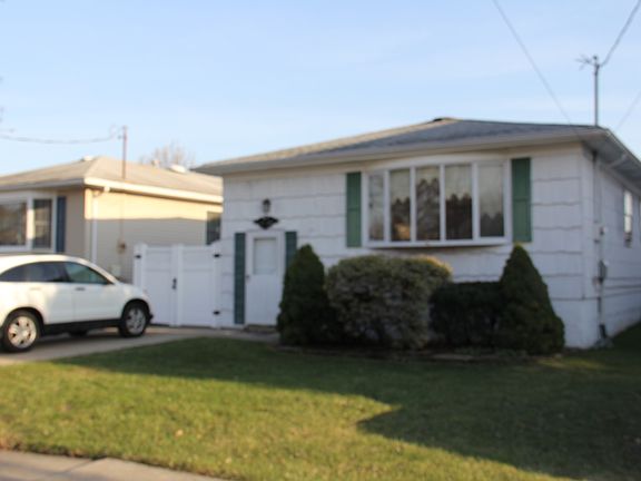 3rd image of 452 Bradford Ave