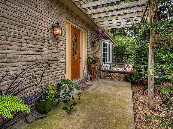 Front Porch w/Trellis