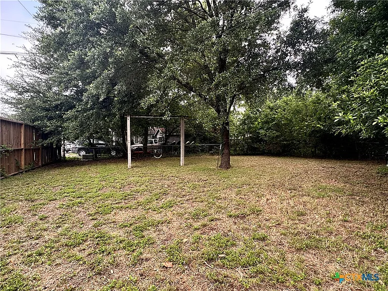 129 Riverside Dr — Photo 3