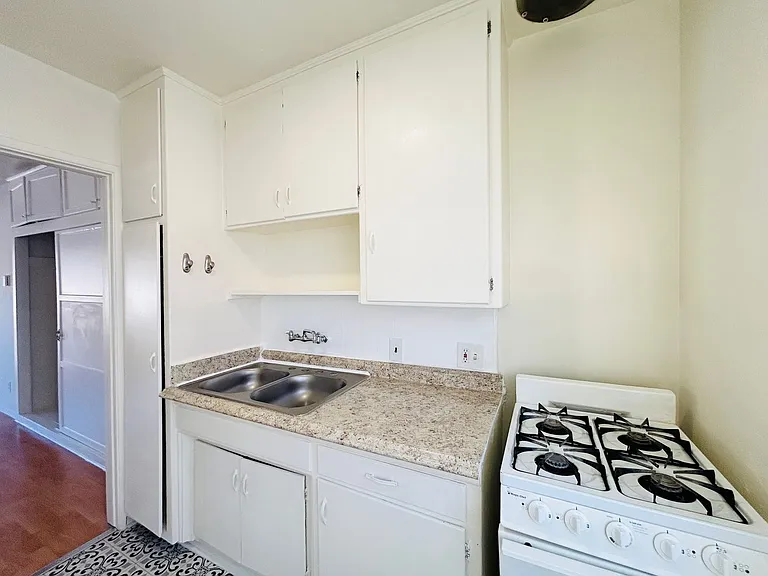 1233 N Ardmore Ave Apartments — Photo 8
