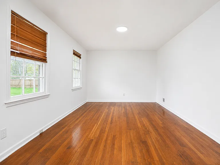 101 Lloydwood Dr — Photo 2
