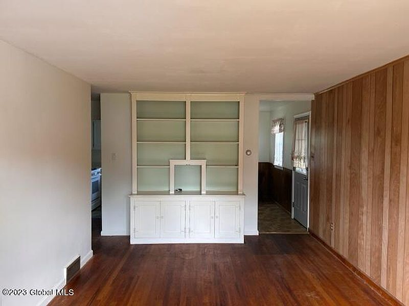 4th image of 109 Fenwick Ave Avenue