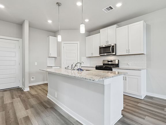 9-web-or-mls-Houston - Kemah Crossing - 2155 Beachcomber Dr Kemah TX 77565 - 007.jpg
