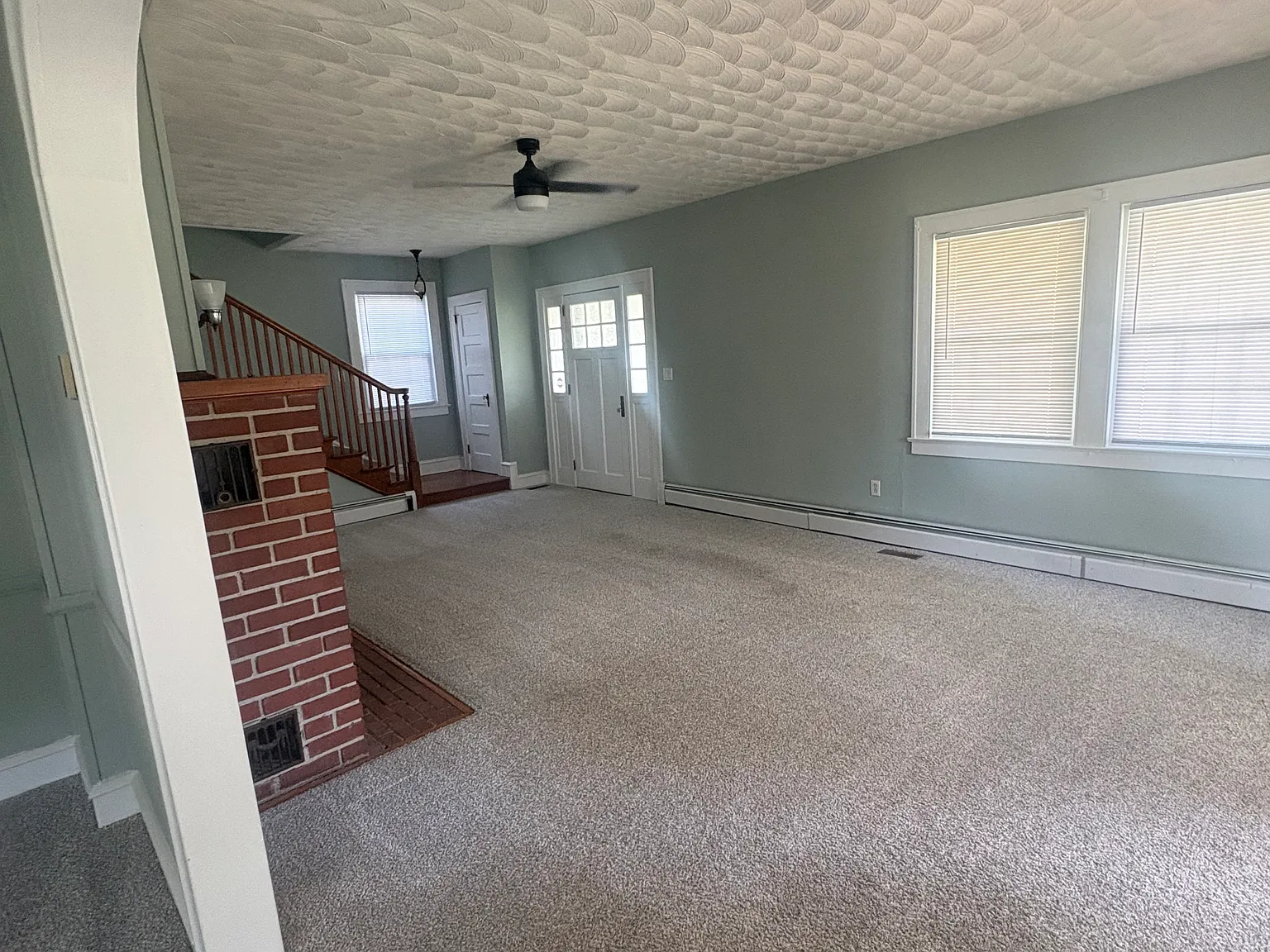 4 bed, 1.5 bath, 1950 sqft, $2,200 — Photo 4