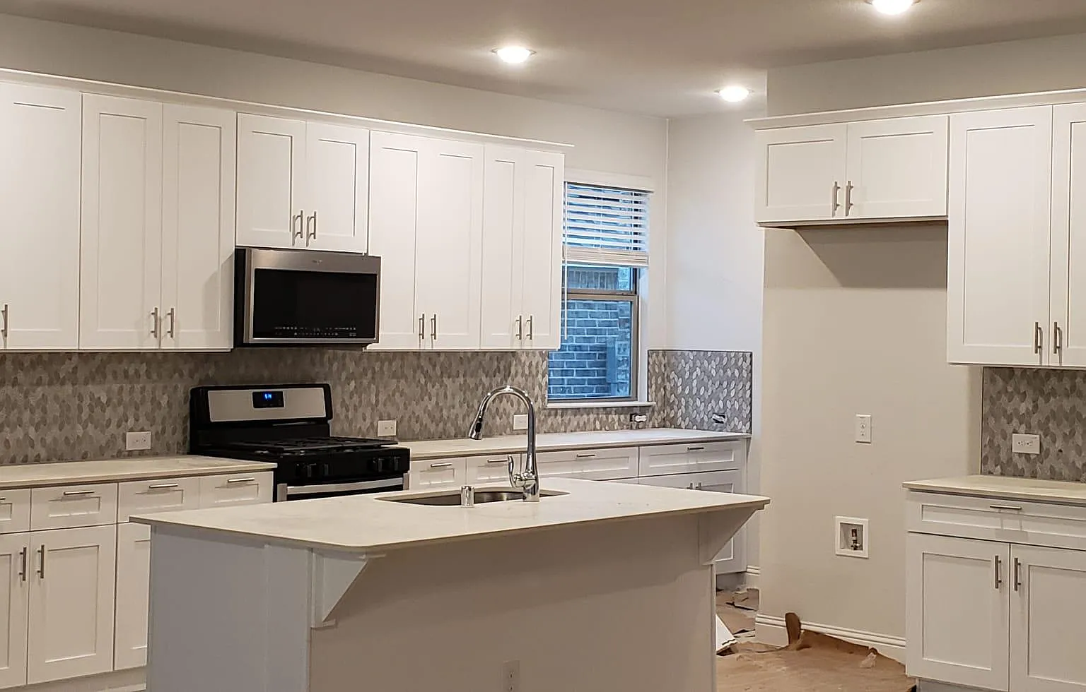 4 bed, 2.5 bath, 2692 sqft, $3,000 — Photo 2