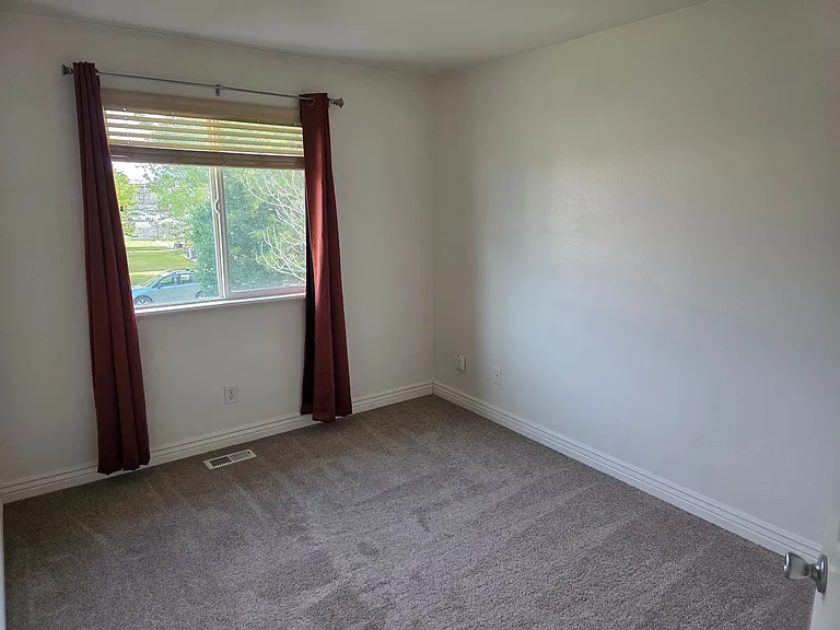 482 E 475 N — Photo 9
