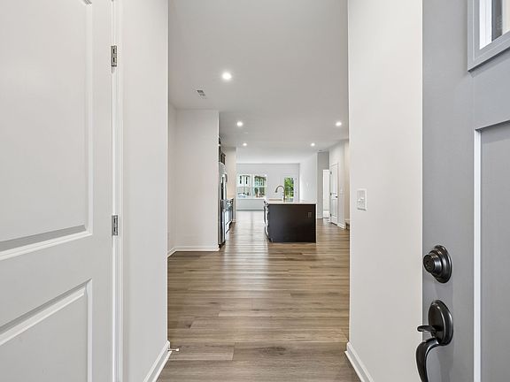 4th image of 307 Lantern Cir