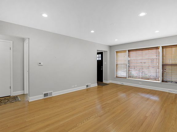 5th image of 2849 W Fletcher St