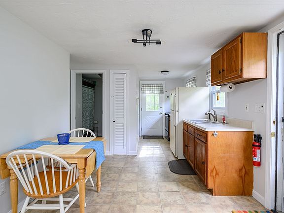 2nd image of 13 Coach House Ln