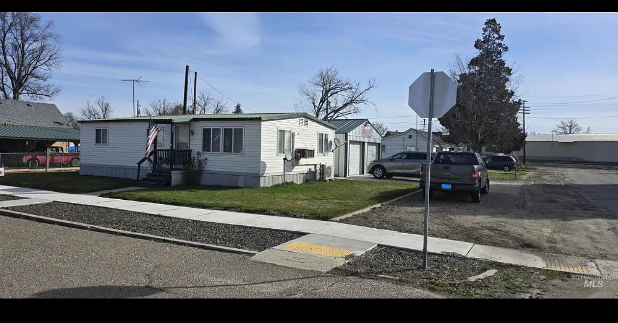 3 bed, 920 sqft, $1,800 — Photo 1