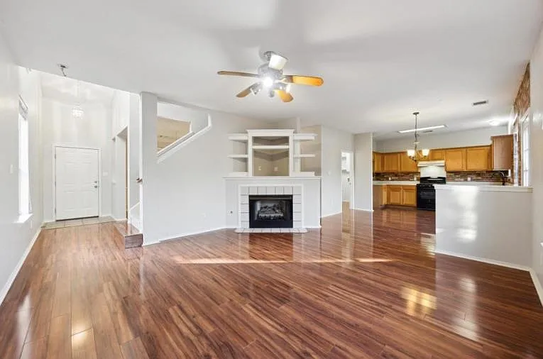 3 bed, 2.5 bath, 1960 sqft, $2,200 — Photo 2