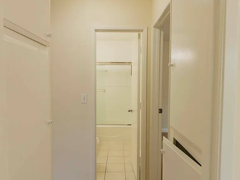 1932 Gates Ave #A — Photo 12