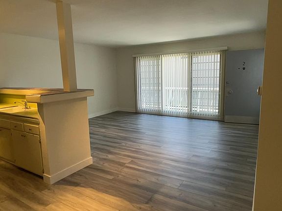 5th image of 1124 N Clark St