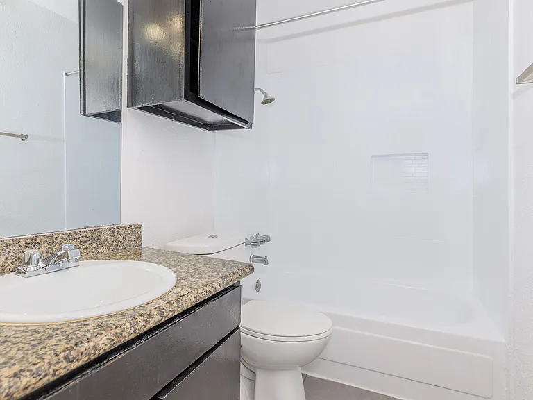 Colonial Woods Apts — Photo 6