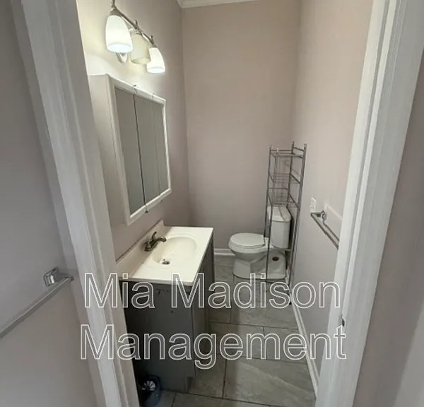 305 W 39th St — Photo 4