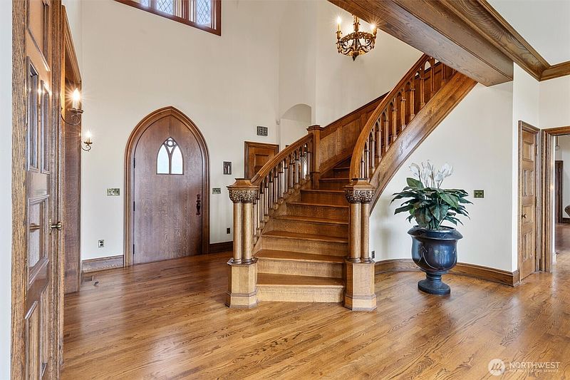 5th image of 4725 W Mercer Way