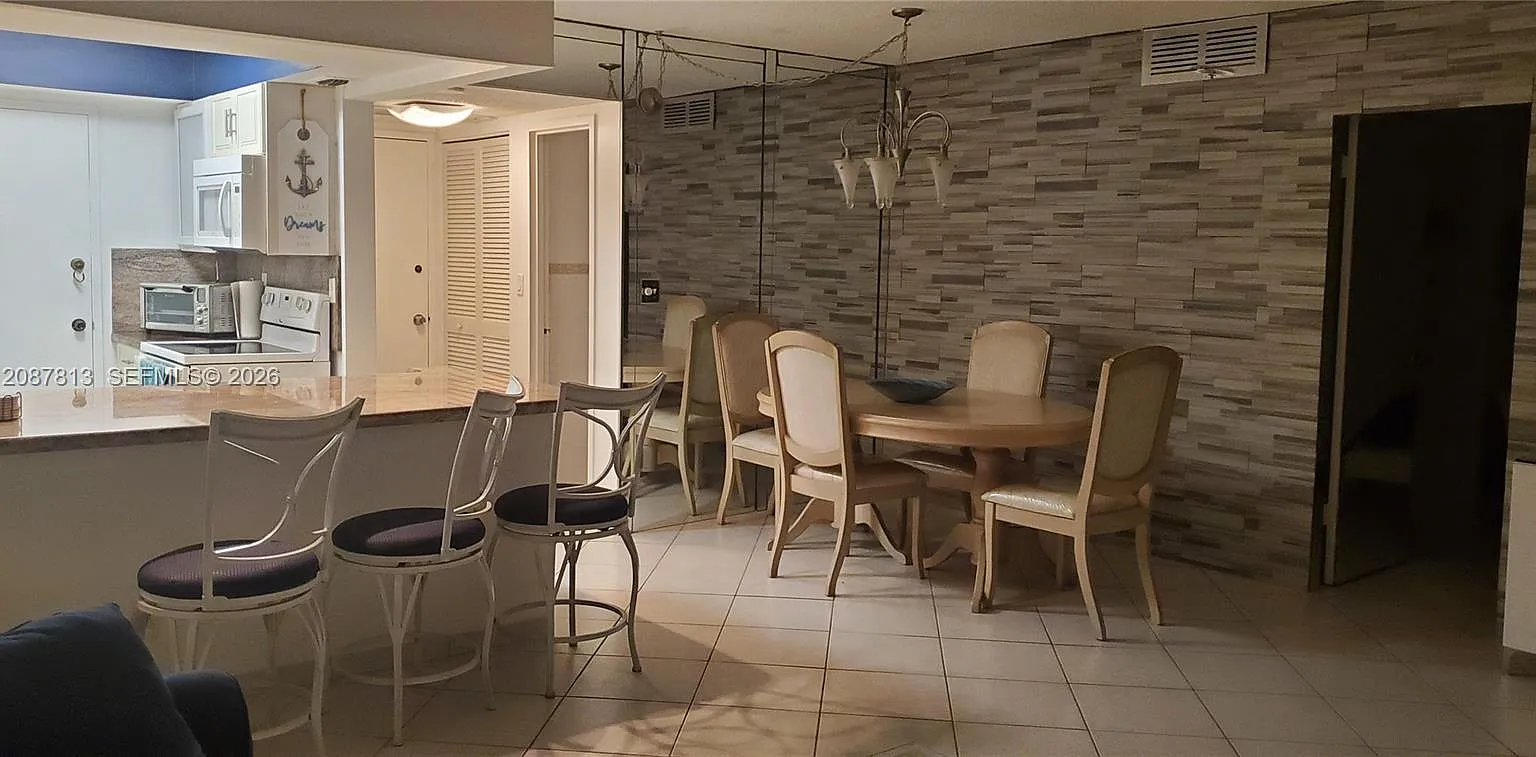 1 bed, 832 sqft, $2,800 — Photo 3