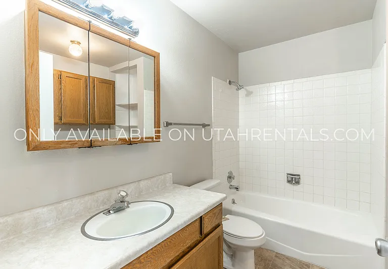 139 N Center St — Photo 14