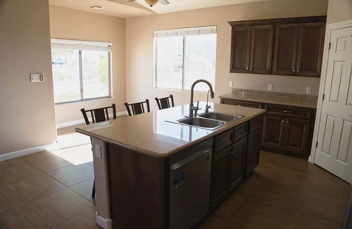 3 bed, 1400 sqft, $2,400 — Photo 4