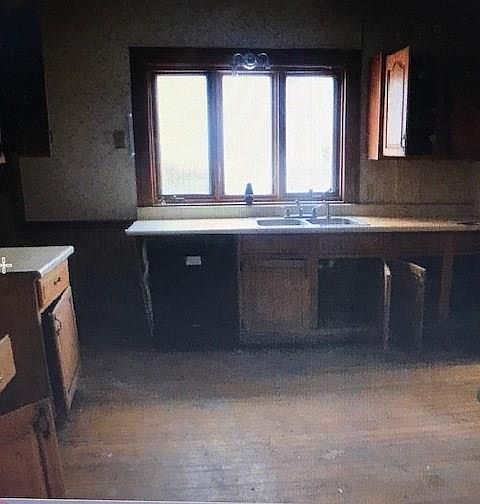 2nd image of 343 Van Buren St