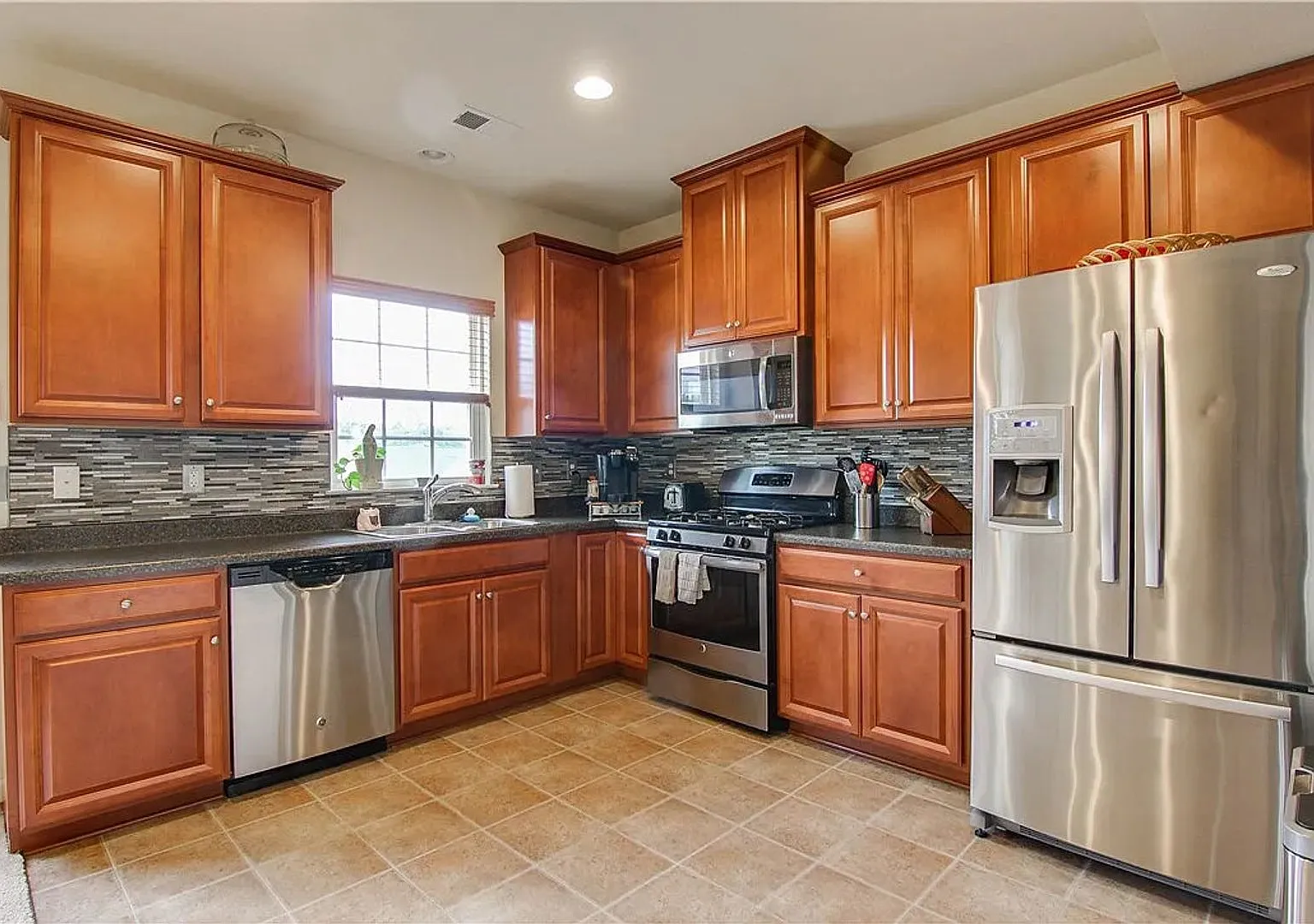 Beautiful 3-Bedroom, 2.5-Bath Townhome in Wexford available September 1! — Photo 3