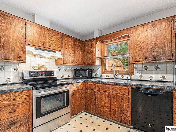 3rd image of 3211 Golden Blvd