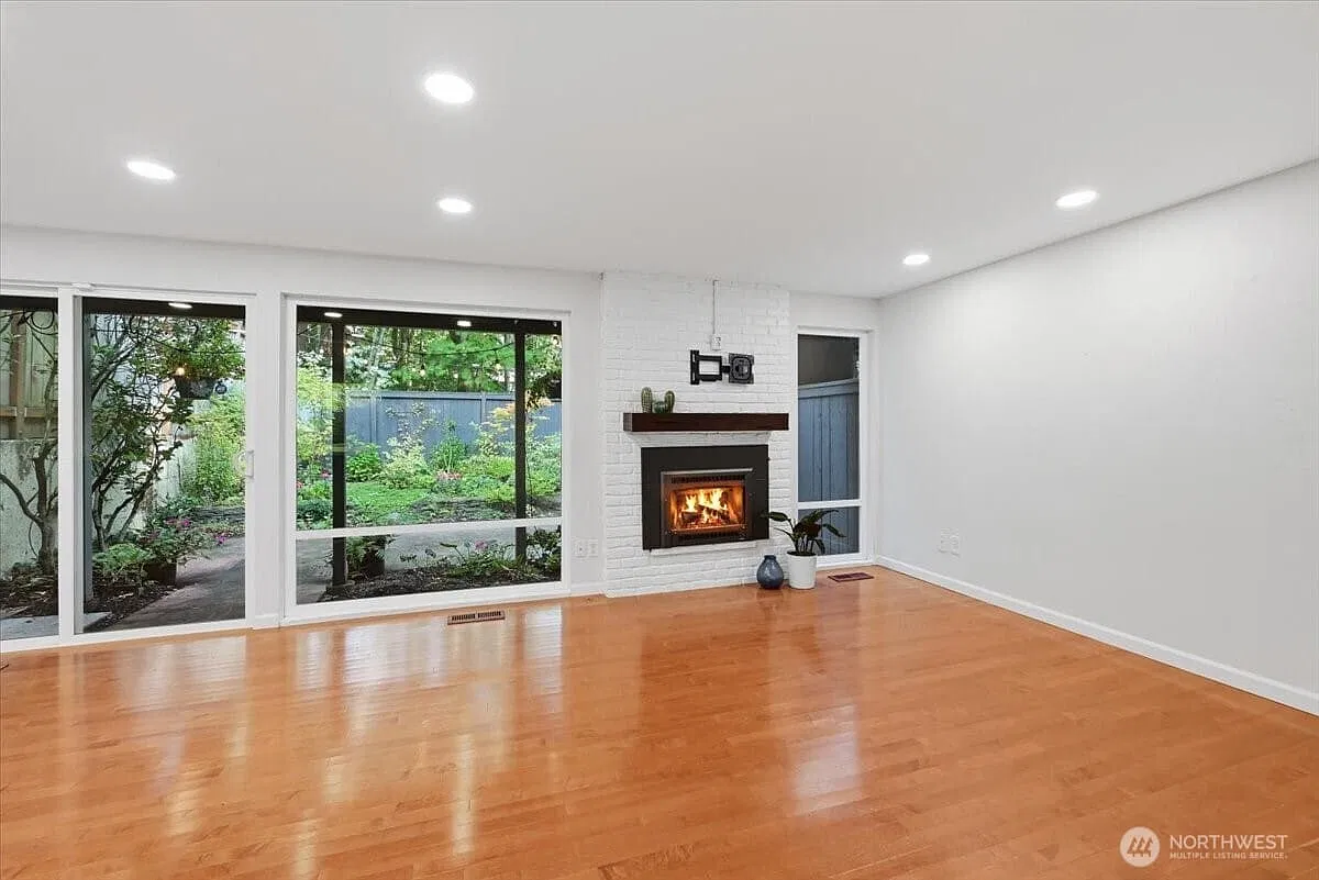 3 bed, 1.5 bath, 1200 sqft, $2,950 — Photo 2