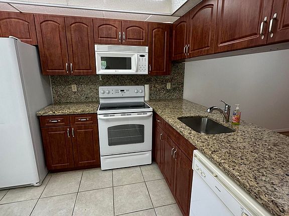 2nd image of 2704 Nassau Bend #J1