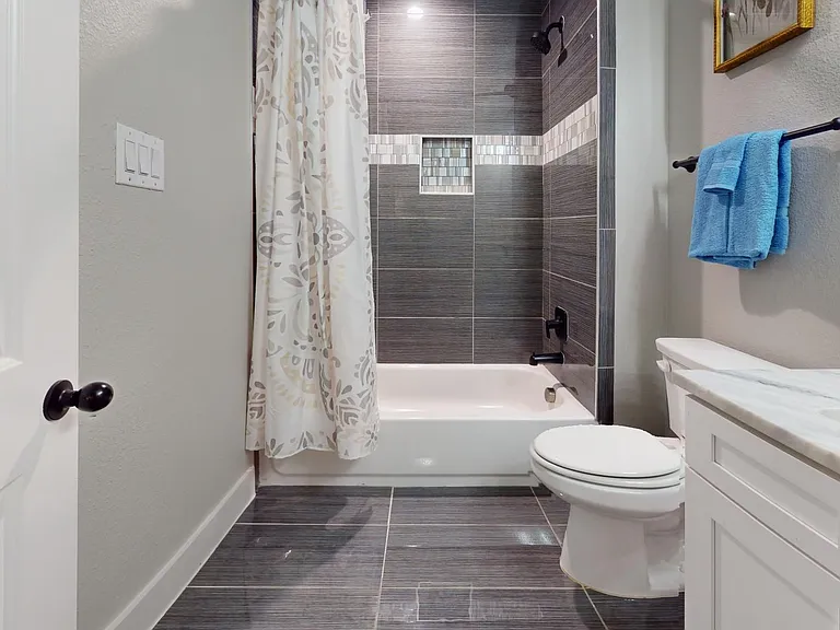 4627 Spring Garden St — Photo 3