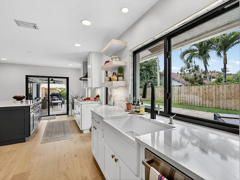 12897 La Rochelle Cir — Photo 26