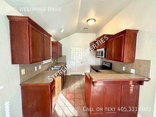1005 Westridge Dr — Photo 9