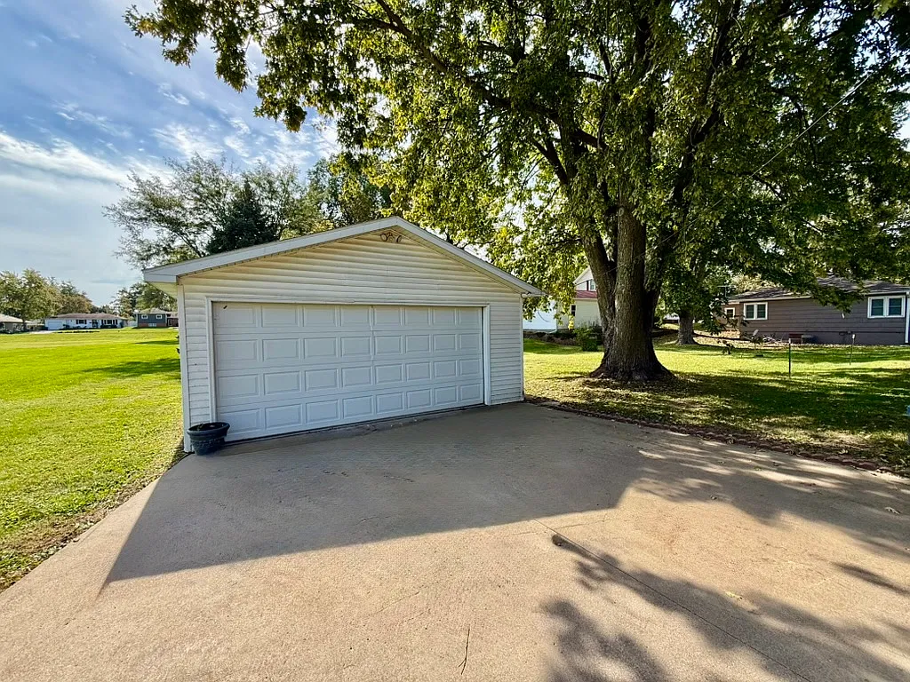 3 bed, 900 sqft, $1,800 — Photo 2