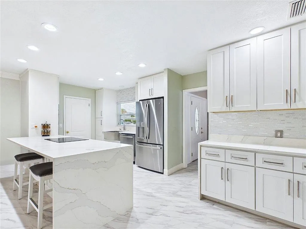 4 bed, 2.5 bath, 2100 sqft, $3,900 — Photo 3