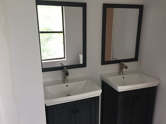 5th image of 132 Woodberry Ct