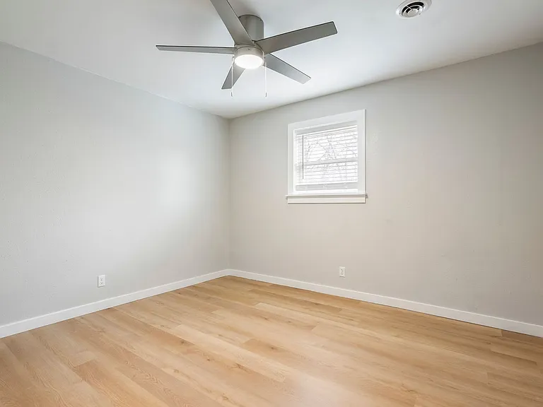 811 N Pleasant St — Photo 8